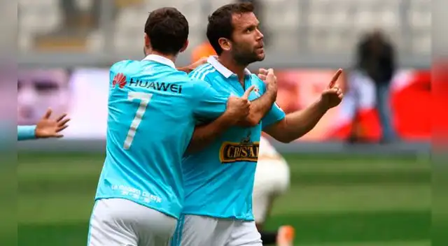 Universitario se salvó de que Cristal festeje en su cara el título del Clausura. Universitario se salvó de que Cristal festeje en su cara el título del Clausura.