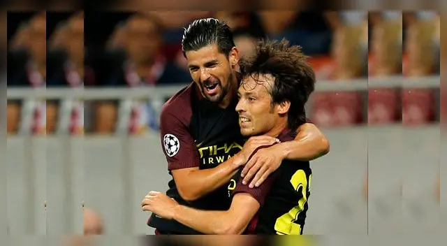 David Silva celebra su gol con Nolito, Kolarov, Sterling y Fernandinho.