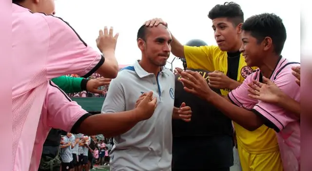 Rainer Torres recibe el cariño de los hinchas del Sport Boys en la Tarde Rosada. Rainer Torres recibe el cariño de los hinchas del Sport Boys en la Tarde Rosada.