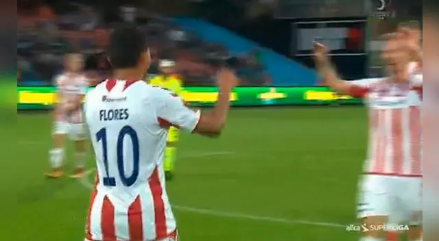 Edison Flores celebra el triunfo del Aalborg con un compañero. Edison Flores celebra el triunfo del Aalborg con un compañero.