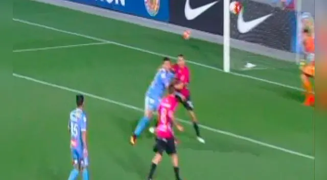 Iván Bulos forcejea dentro del área con Emiliano Díaz.