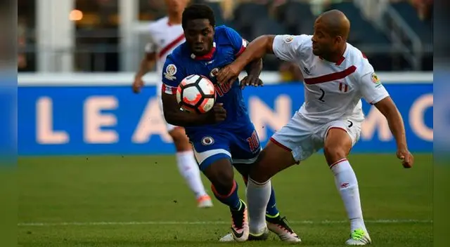 Alberto Rodríguez disputa el balón ante Jeff Louis en el Perú-Haití. Alberto Rodríguez disputa el balón ante Jeff Louis en el Perú-Haití.
