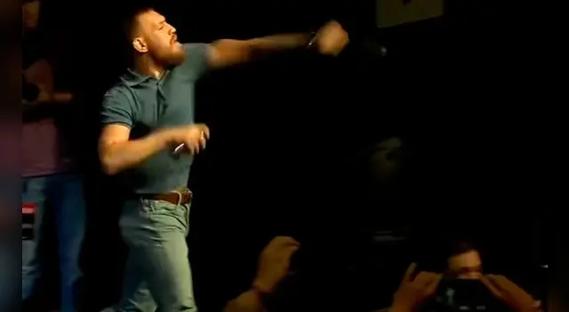 Conor McGregor y Nate Díaz se lanzaron botellazos en plena conferencia de prensa Conor McGregor y Nate Díaz se lanzaron botellazos en plena conferencia de prensa