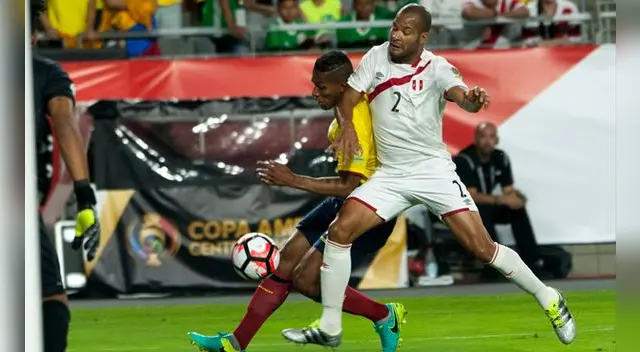 Alberto Rodríguez disputa un balón con el ecuatoriano Antonio Valencia en la Copa América Centenario. Alberto Rodríguez disputa un balón con el ecuatoriano Antonio Valencia en la Copa América Centenario.