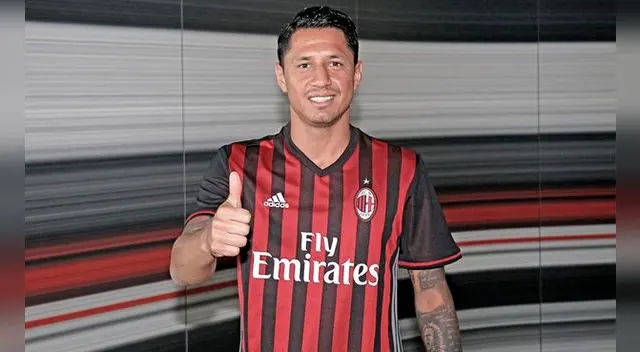 Gianluca Lapadula durante su presentación en el AC Milan.