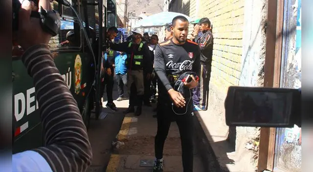 Carlos Cáceda en la llegada de la Selección Peruana al Garcilaso de la Vega. Carlos Cáceda en la llegada de la Selección Peruana al Garcilaso de la Vega.