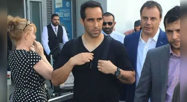 Manchester City: Claudio Bravo llegó a Inglaterra para firmar contrato.