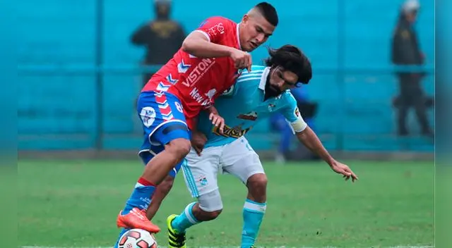 Diego Mayora disputa el balón con Jorge Cazulo.