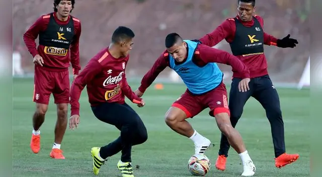 Diego Mayora defiende el balón ante Anderson Santamaría y Pedro Aquino. Diego Mayora defiende el balón ante Anderson Santamaría y Pedro Aquino.