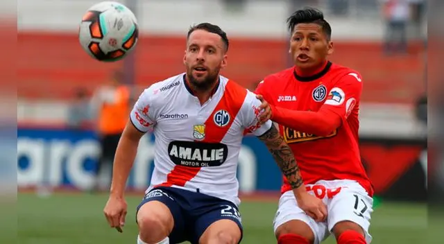 Pablo Lavandeira disputa un balón con Elsar Rodas. Pablo Lavandeira disputa un balón con Elsar Rodas.