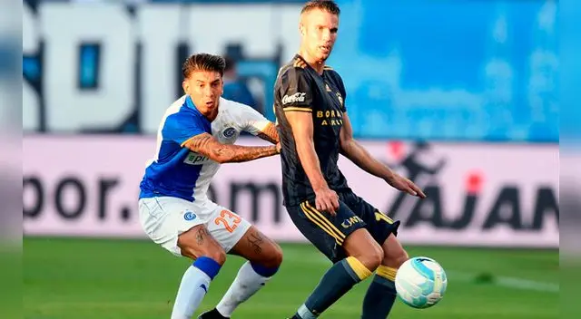 Jean Pierre Rhyner marca a Robin van Persie en la Europa League.