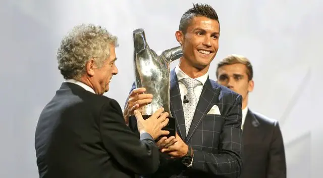 Real Madrid: Cristiano Ronaldo anuncia que jugará al fútbol hasta los 41 años. Real Madrid: Cristiano Ronaldo anuncia que jugará al fútbol hasta los 41 años.