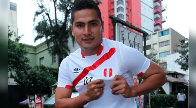 Diego Mayora posa con la camiseta de la Selección Peruana.