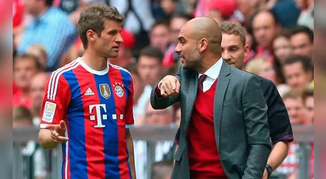 Thomas Mülller escucha una indicación de Pep Guardiola Thomas Mülller escucha una indicación de Pep Guardiola