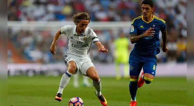 Luka Modric domina el balón ante la mirada de Pablo Hernández. Luka Modric domina el balón ante la mirada de Pablo Hernández.