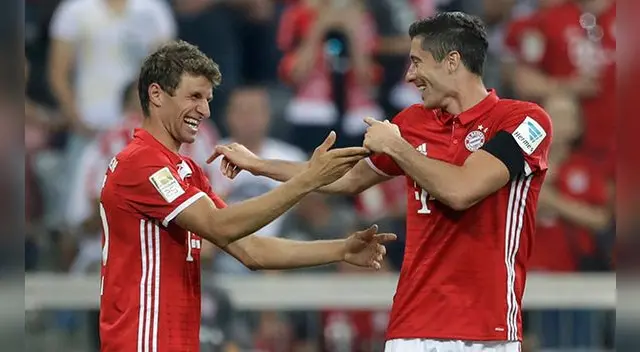 Robert Lewandowski celebra su gol con Thomas Muller, asistidor en tres ocasiones ante el Werder Bremen. Robert Lewandowski celebra su gol con Thomas Muller, asistidor en tres ocasiones ante el Werder Bremen.