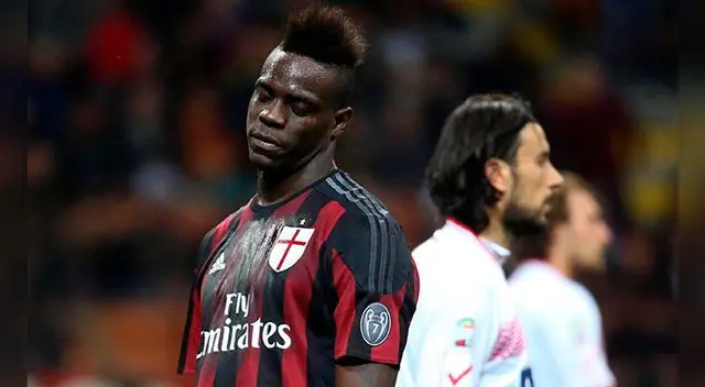Mario Balotelli se lamenta durante un partido ante el Carpi. Mario Balotelli se lamenta durante un partido ante el Carpi.