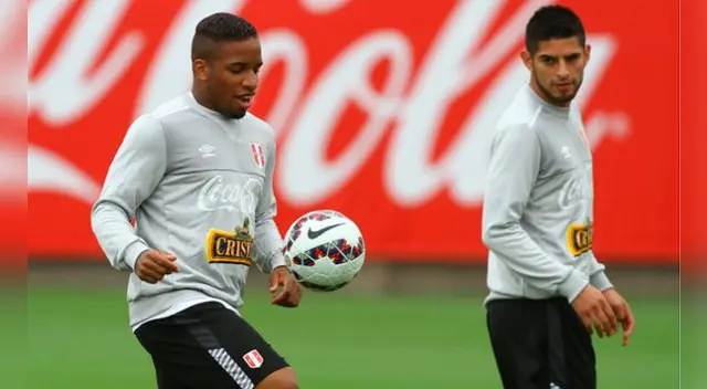 Jefferson Farfán y Carlos Zambrano durante un entrenamiento de Perú en la Videna. Jefferson Farfán y Carlos Zambrano durante un entrenamiento de Perú en la Videna.