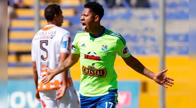 Ray Sandoval celebra un gol a Ayacucho FC.