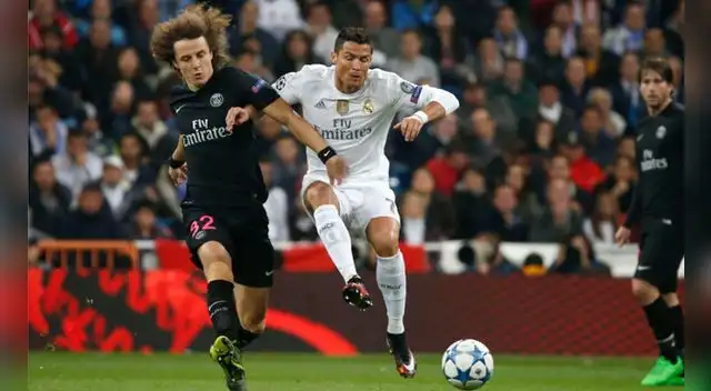 David Luiz disputa el balón con Cristiano Ronaldo en la Champions League. David Luiz disputa el balón con Cristiano Ronaldo en la Champions League.