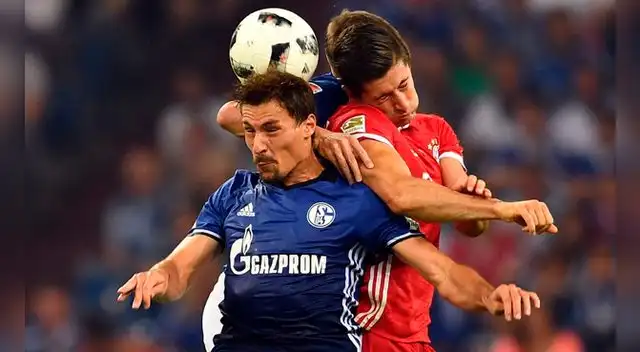 Robert Lewandowski disputa un balón con Benjamin Stambouli. Robert Lewandowski disputa un balón con Benjamin Stambouli.