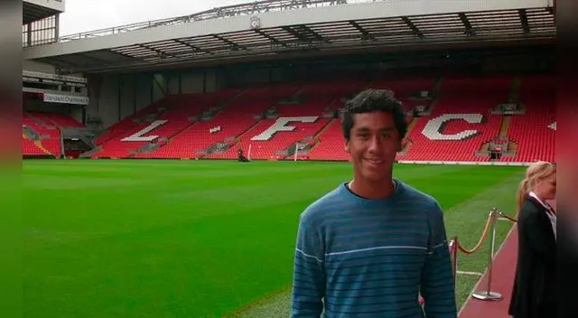 Tapia cerca del gramado de Anfield 