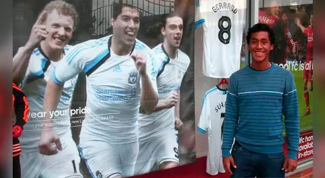 El volante peruano al lado de una de las figuras del Livepool de ese entonces: Luis Suárez 