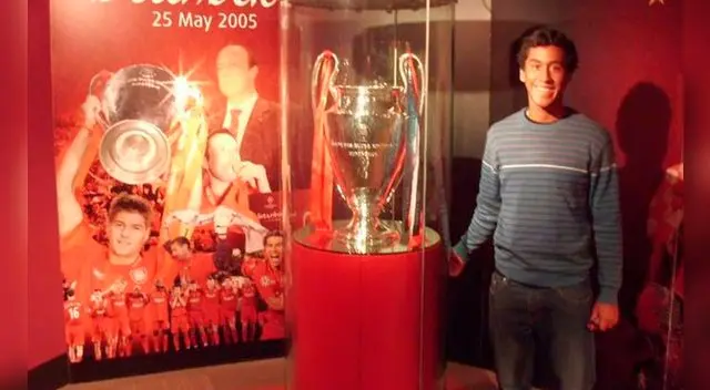Tapia de 15 años junto a la Champions que le ganó el Liverpool al Milan el 2006 