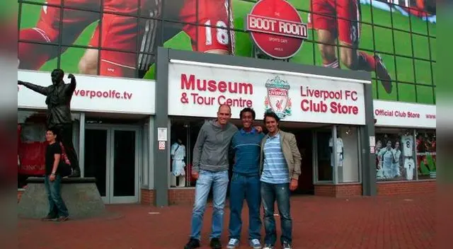 Renato Tapia a las afueras del Anfield 