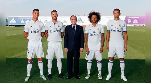 Cristiano Ronaldo, Sergio Ramos, Marcelo y Pepe posan junto a Florentino Pérez.  Cristiano Ronaldo, Sergio Ramos, Marcelo y Pepe posan junto a Florentino Pérez.