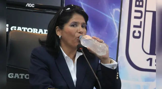 Susana Cuba es acusada de comprar pasajes aéreos con el dinero del club íntimo. Susana Cuba es acusada de comprar pasajes aéreos con el dinero del club íntimo.