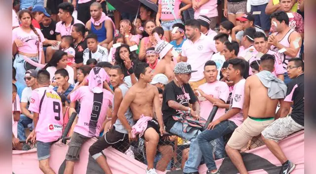 Hinchas del Sport Boys durante un partido de su equipo en Segunda. Hinchas del Sport Boys durante un partido de su equipo en Segunda.