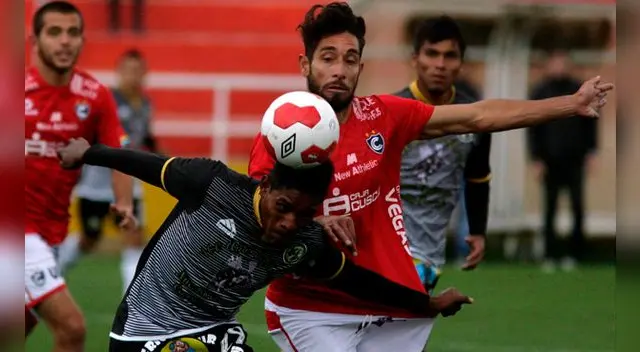 Jugadores de Sport Victoria y Cienciano disputan un balón en el partido en Cusco.