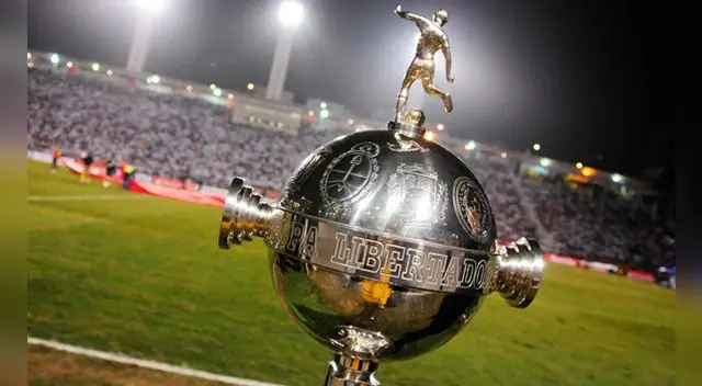 El trofeo de la Copa Libertadores en una final del torneo. El trofeo de la Copa Libertadores en una final del torneo.