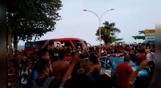 El espectacular recibimiento de sus hinchas al Flamengo. El espectacular recibimiento de sus hinchas al Flamengo.