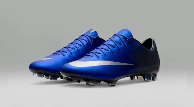 Cristiano Ronaldo y la marca deportiva Nike vuelven al mercado con fuerza con una línea audaz de botines para vivir el fútbol con pasión. Cristiano Ronaldo y la marca deportiva Nike vuelven al mercado con fuerza con una línea audaz de botines para vivir el fútbol con pasión.