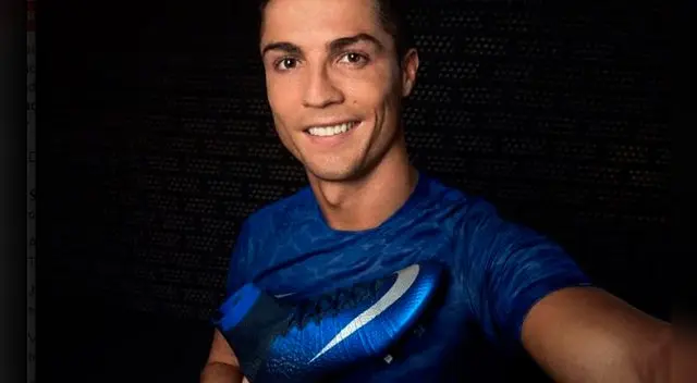 Cristiano Ronaldo y la marca deportiva Nike vuelven al mercado con fuerza con una línea audaz de botines para vivir el fútbol con pasión. Cristiano Ronaldo y la marca deportiva Nike vuelven al mercado con fuerza con una línea audaz de botines para vivir el fútbol con pasión.