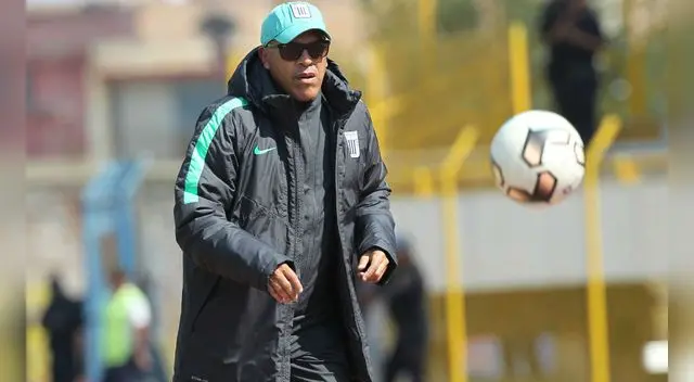 Alianza Lima vs. Universitario: Roberto Mosquera ya tiene definido su once para el clásico. Alianza Lima vs. Universitario: Roberto Mosquera ya tiene definido su once para el clásico.