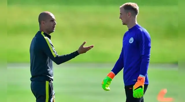 Joe Hart y Pep Guardiola durante un entrenamiento del Manchester City. Joe Hart y Pep Guardiola durante un entrenamiento del Manchester City.