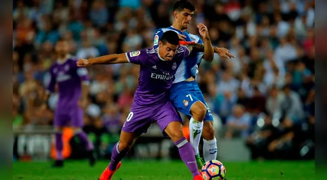 James Rodríguez disputa el balón con Gerard Moreno. James Rodríguez disputa el balón con Gerard Moreno.