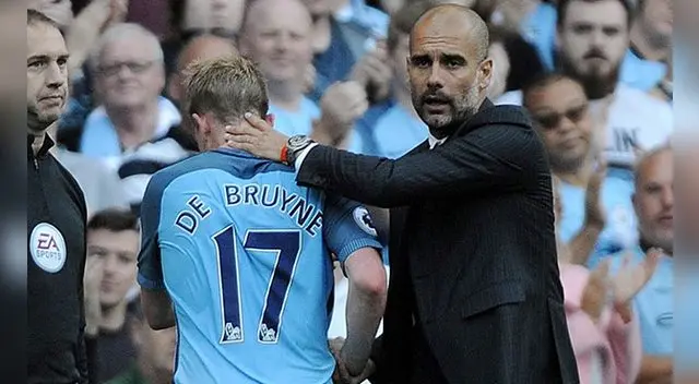 Pep Guardiola felicita a Kevin de Bruyne tras sustituirlo ante Bournemouth. Pep Guardiola felicita a Kevin de Bruyne tras sustituirlo ante Bournemouth.