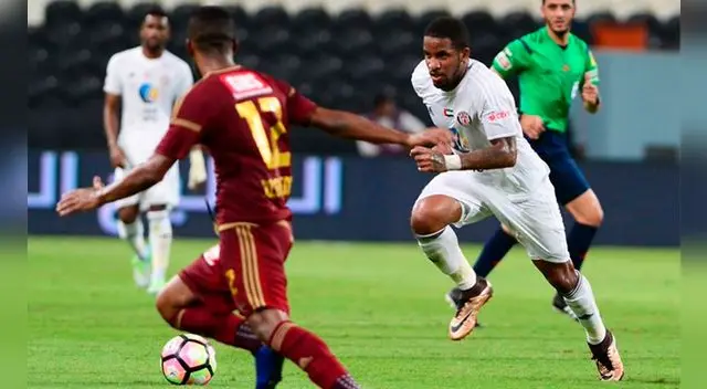 Jefferson Farfán avanza con el balón en el Al Jazira-Al Wasl. Jefferson Farfán avanza con el balón en el Al Jazira-Al Wasl.
