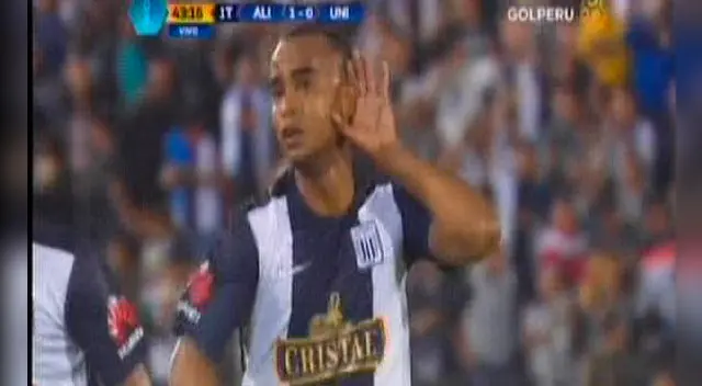 Luis Trujillo celebra su gol con un gesto a la hinchada de Alianza Lima.