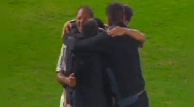 Juan Pablo Pino celebra su gol con sus compañeros. Juan Pablo Pino celebra su gol con sus compañeros.