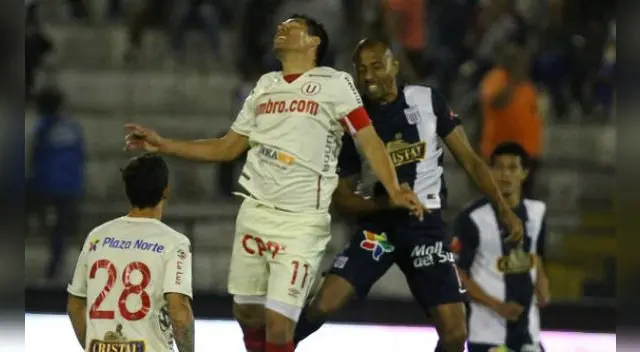 Universitario: cremas juran que cada vez que atacaban les bajaban la intensidad de la luz del estadio.