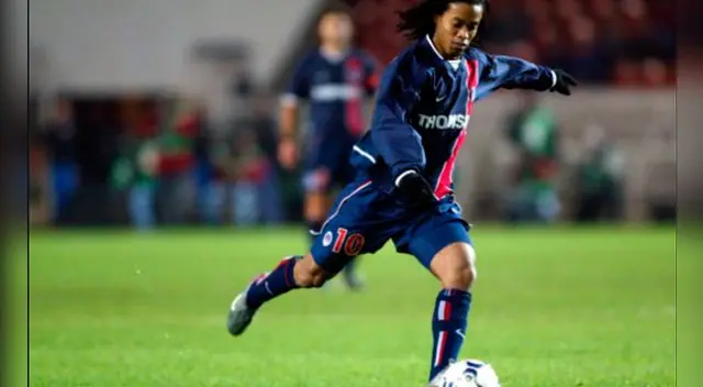 Ronaldinho fue uno de los mejores jugadores que pasó por el PSG. Luego de estar en París se mudó a Barcelona. Ronaldinho fue uno de los mejores jugadores que pasó por el PSG. Luego de estar en París se mudó a Barcelona.