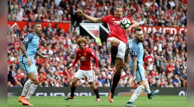 Manchester United y Manchester City se enfrentan en octavos de final de la Capital One Cup. Manchester United y Manchester City se enfrentan en octavos de final de la Capital One Cup.