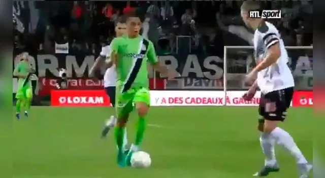 Cristian Benavente encara a su marcador para anotar su primer gol en la Copa de Bélgica. Cristian Benavente encara a su marcador para anotar su primer gol en la Copa de Bélgica.