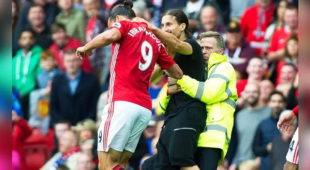 Zlatan Ibrahimovic conoció a su doble en el partido ante el Leicester City. 