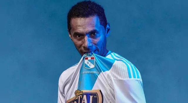 La nueva piel lucida por el capitán de Sporting Cristal, Carlos Lobatón. La nueva piel lucida por el capitán de Sporting Cristal, Carlos Lobatón.